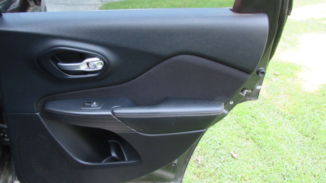 Used 2015 Jeep Cherokee Latitude FWD image 18