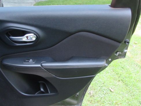Used 2015 Jeep Cherokee Latitude FWD image 18
