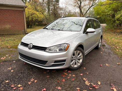 Used 2017 Volkswagen Golf S image 4