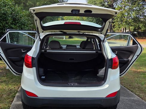 Used 2011 Hyundai Tucson GL image 8