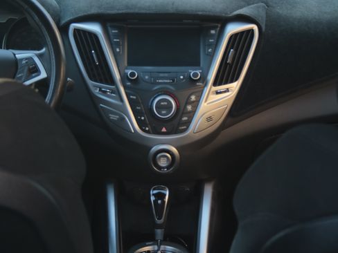 Used 2017 Hyundai Veloster Value Edition image 18