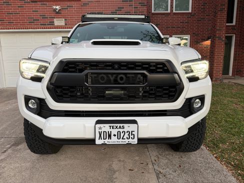 Used 2022 Toyota Tacoma TRD Sport w/ Technology Package image 4