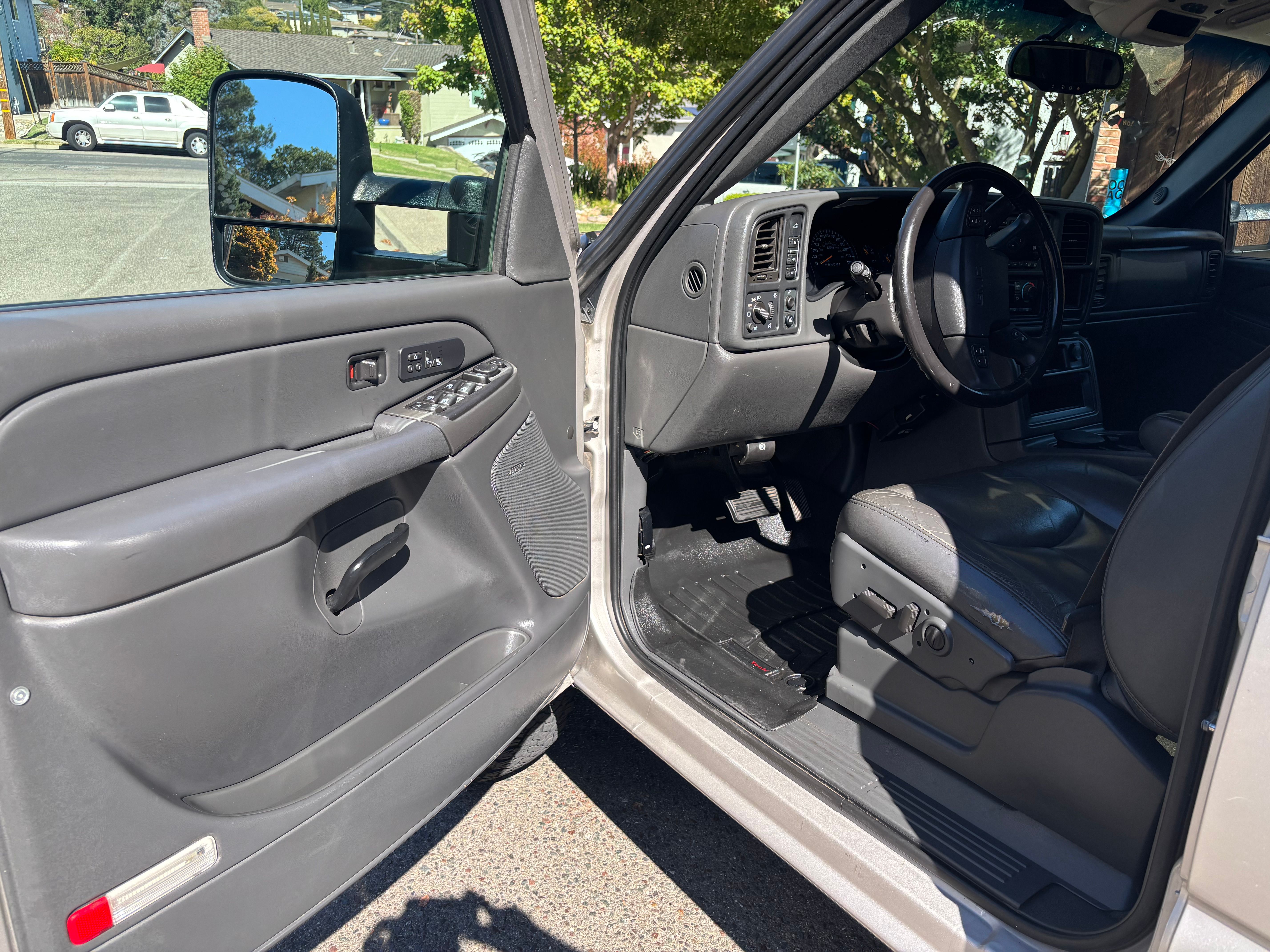 Used 2007 GMC Sierra 3500 SLT w/ Heavy-Duty Power Package AWD/4WD image 14