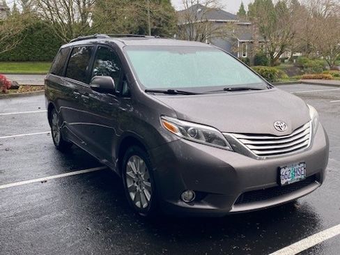 Used 2015 Toyota Sienna Limited image 1