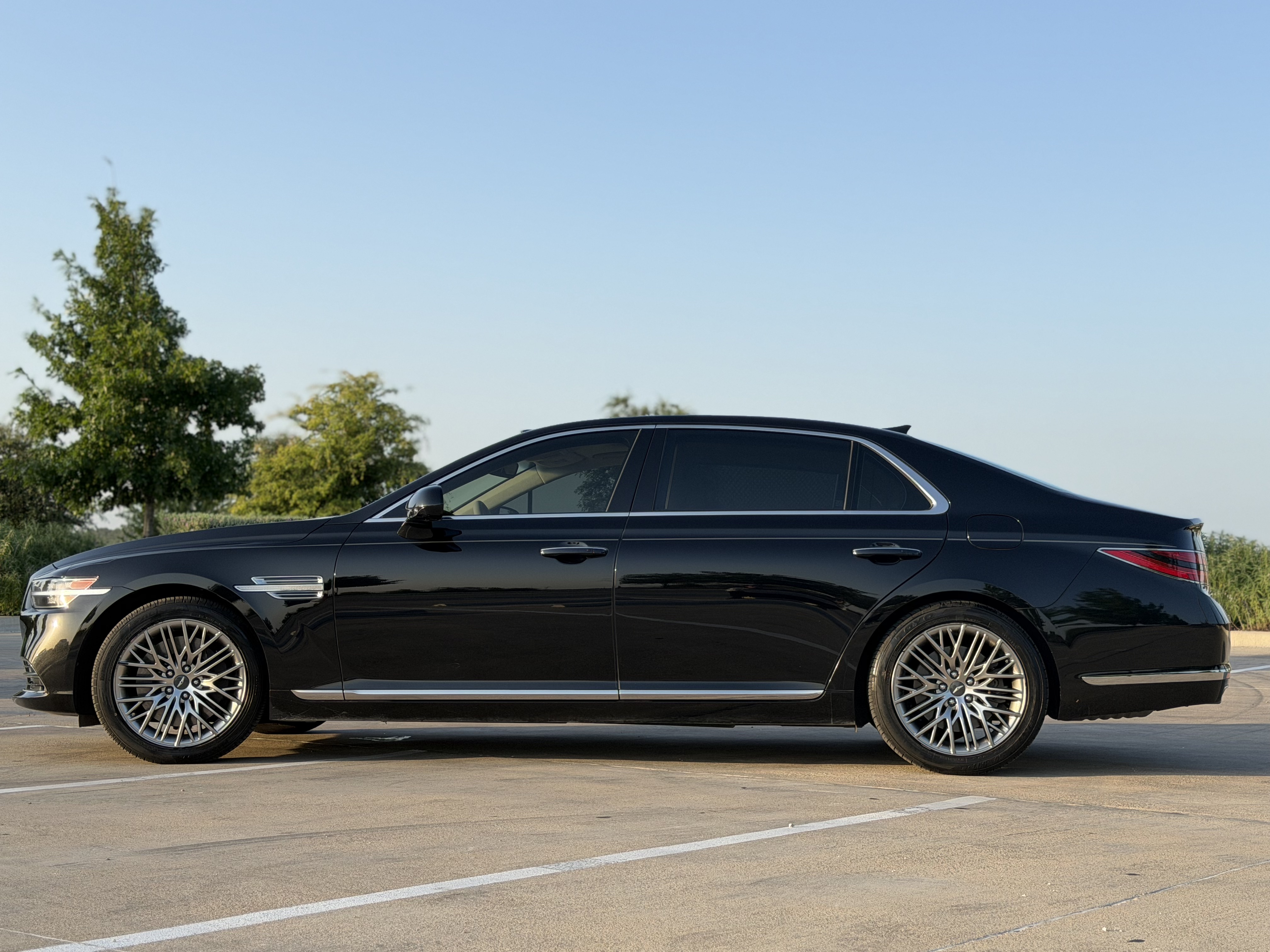 Used 2022 Genesis G90 3.3T Premium RWD image 11