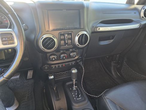 Used 2014 Jeep Wrangler Unlimited Rubicon image 8