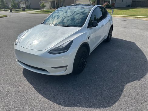 Used 2023 Tesla Model Y Long Range AWD/4WD image 2