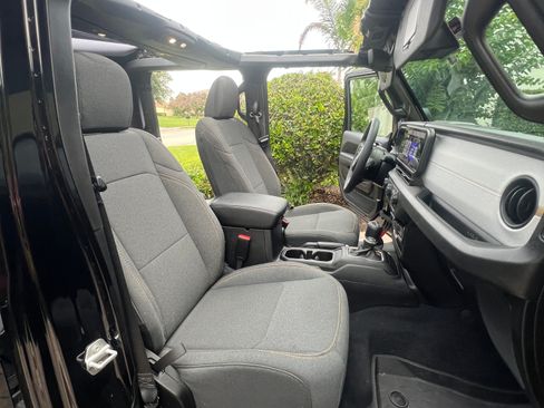 Used 2025 Jeep Gladiator Sport AWD/4WD image 14