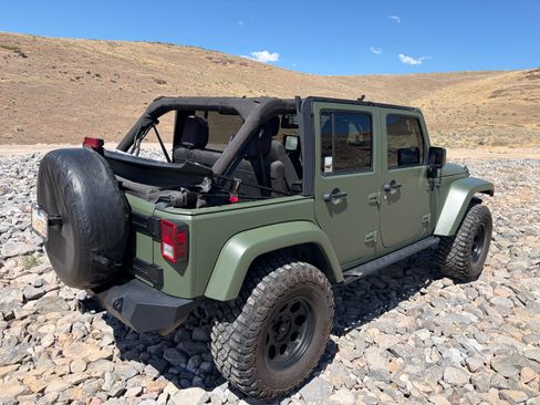 Used 2011 Jeep Wrangler Unlimited Sahara w/ Connectivity Group AWD/4WD image 2