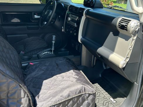 Used 2007 Toyota FJ Cruiser 2WD w/ Upgrade Pkg 1 image 14