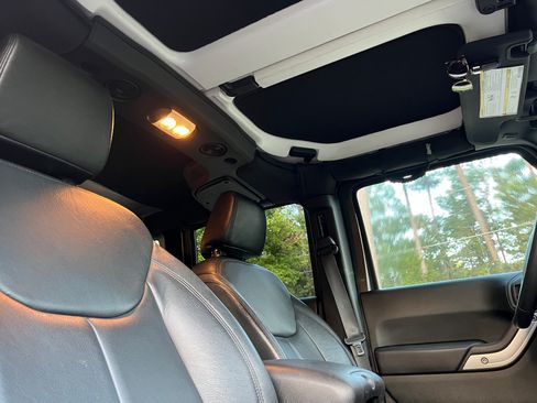 Used 2017 Jeep Wrangler Unlimited Sahara w/ Max Tow Package image 11