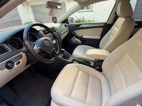 Used 2017 Volkswagen Jetta SE image 5