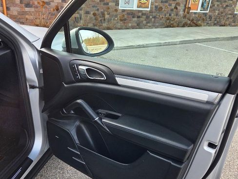 Used 2011 Porsche Cayenne Turbo image 6