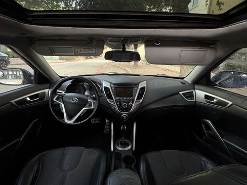 Used 2012 Hyundai Veloster w/ Style Pkg image 4