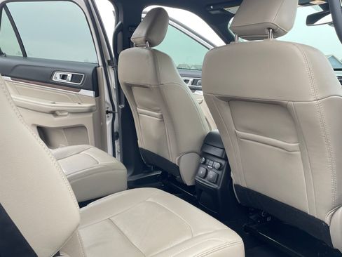 Used 2019 Ford Explorer Limited w/ Ford Safe & Smart Package image 9