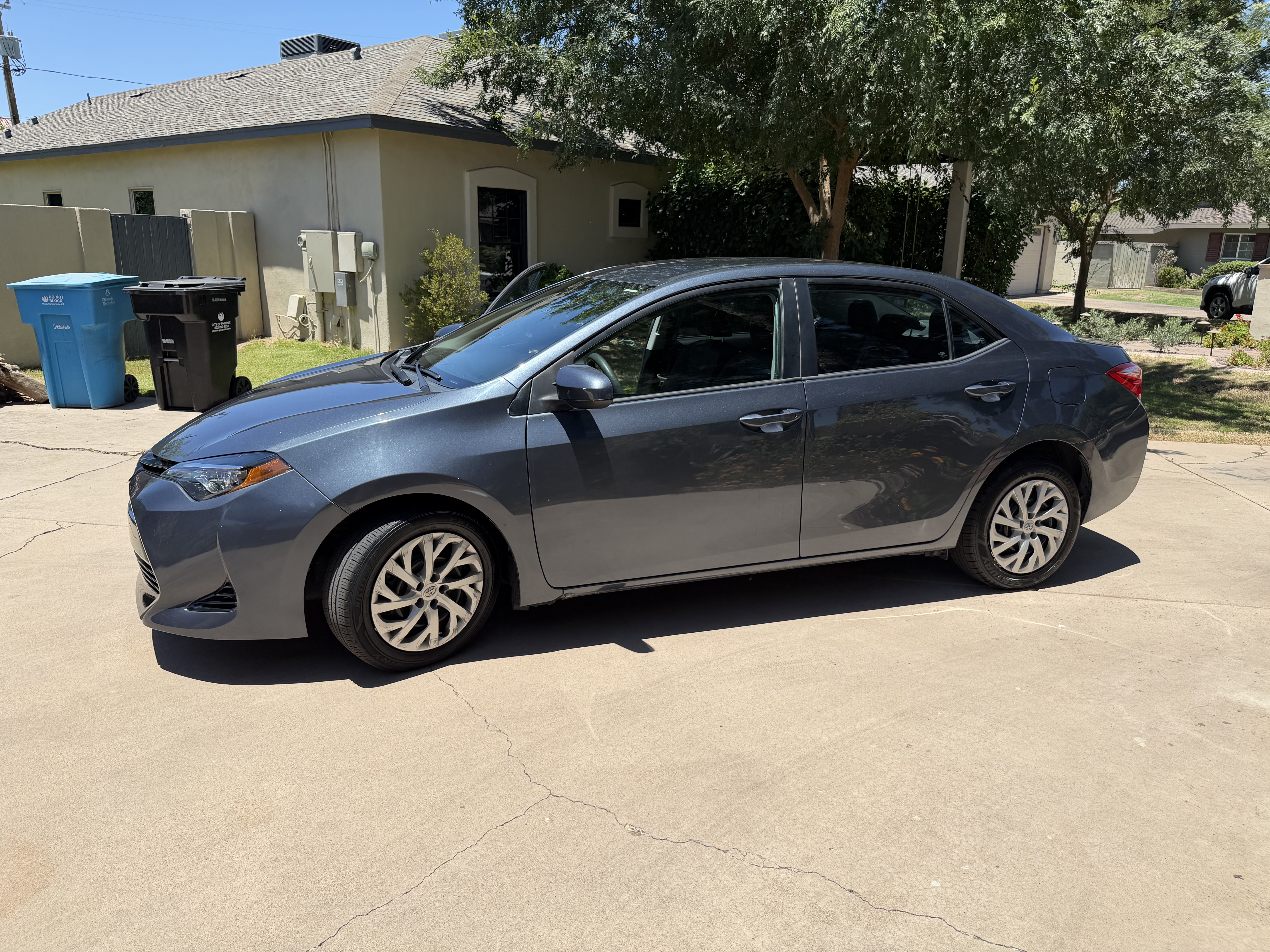 Used 2018 Toyota Corolla LE FWD image 2