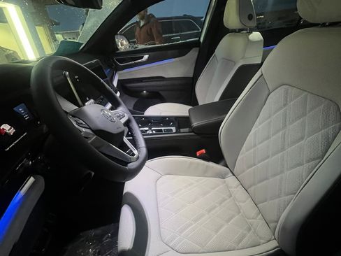 Used 2025 Volkswagen Atlas Cross Sport SEL Premium R-Line image 2