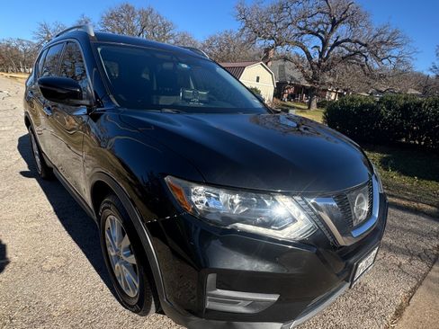 Used 2017 Nissan Rogue SV image 4