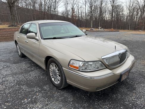 Used 2011 Lincoln Town Car Signature Limited image 1