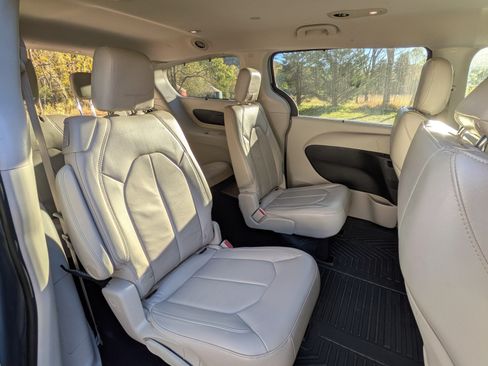 Used 2017 Chrysler Pacifica Touring-L image 6