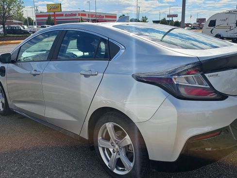 Used 2017 Chevrolet Volt LT w/ Comfort Package FWD image 4