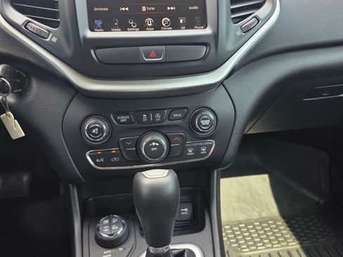 Used 2017 Jeep Cherokee Trailhawk AWD/4WD image 25