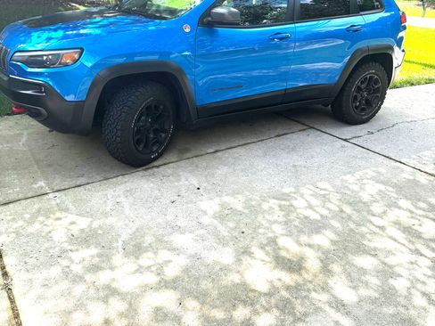 Used 2019 Jeep Cherokee Trailhawk w/ Cold Weather Group AWD/4WD image 13