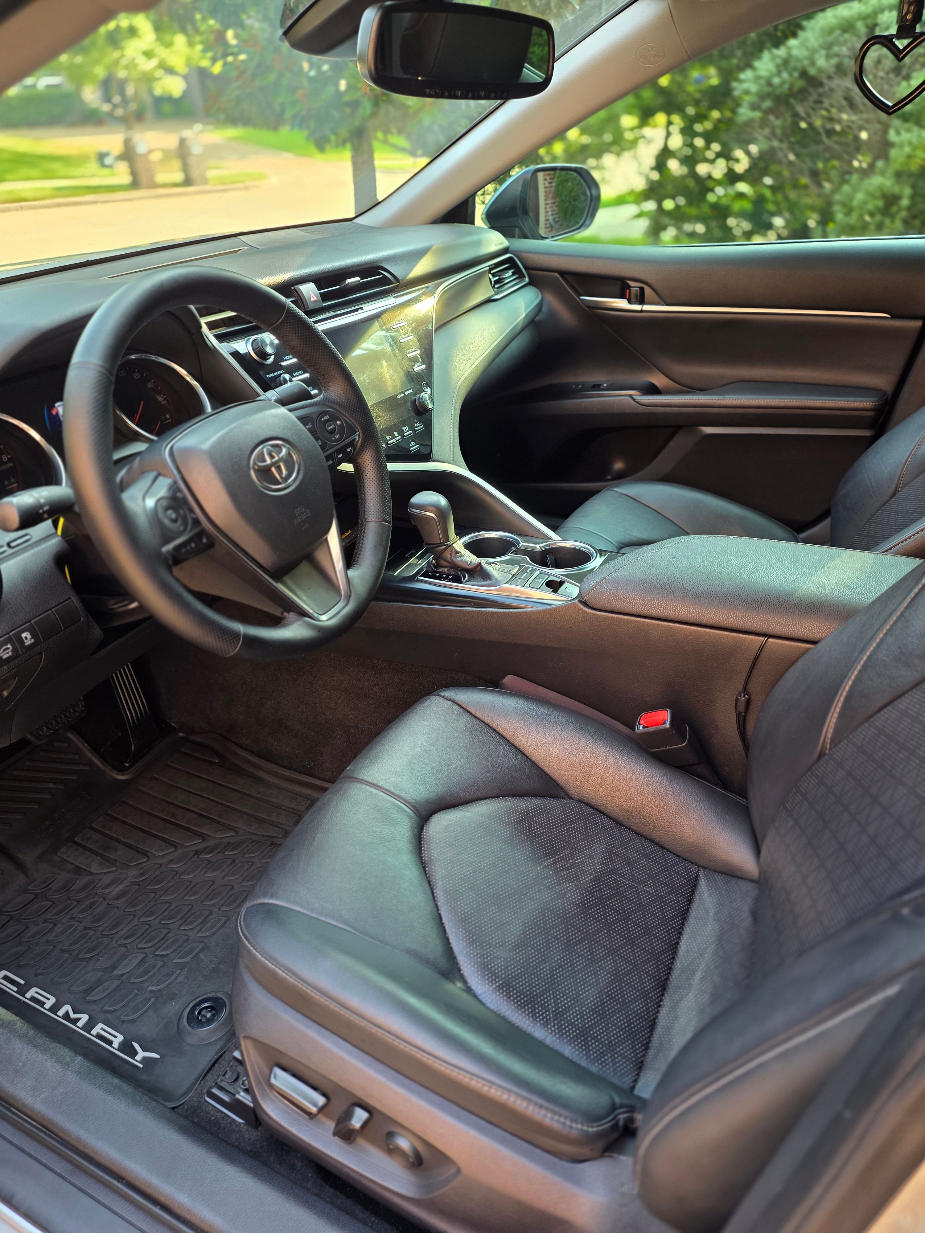 Used 2019 Toyota Camry XSE FWD image 8