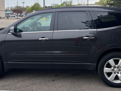 Used 2016 Chevrolet Traverse LT w/ Style and Technology Package FWD image 4