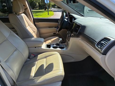 Used 2022 Jeep Grand Cherokee Limited RWD image 5