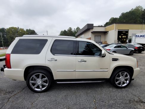 Used 2010 Cadillac Escalade Luxury image 4