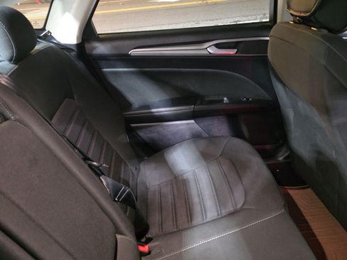 Used 2020 Ford Fusion SE image 13