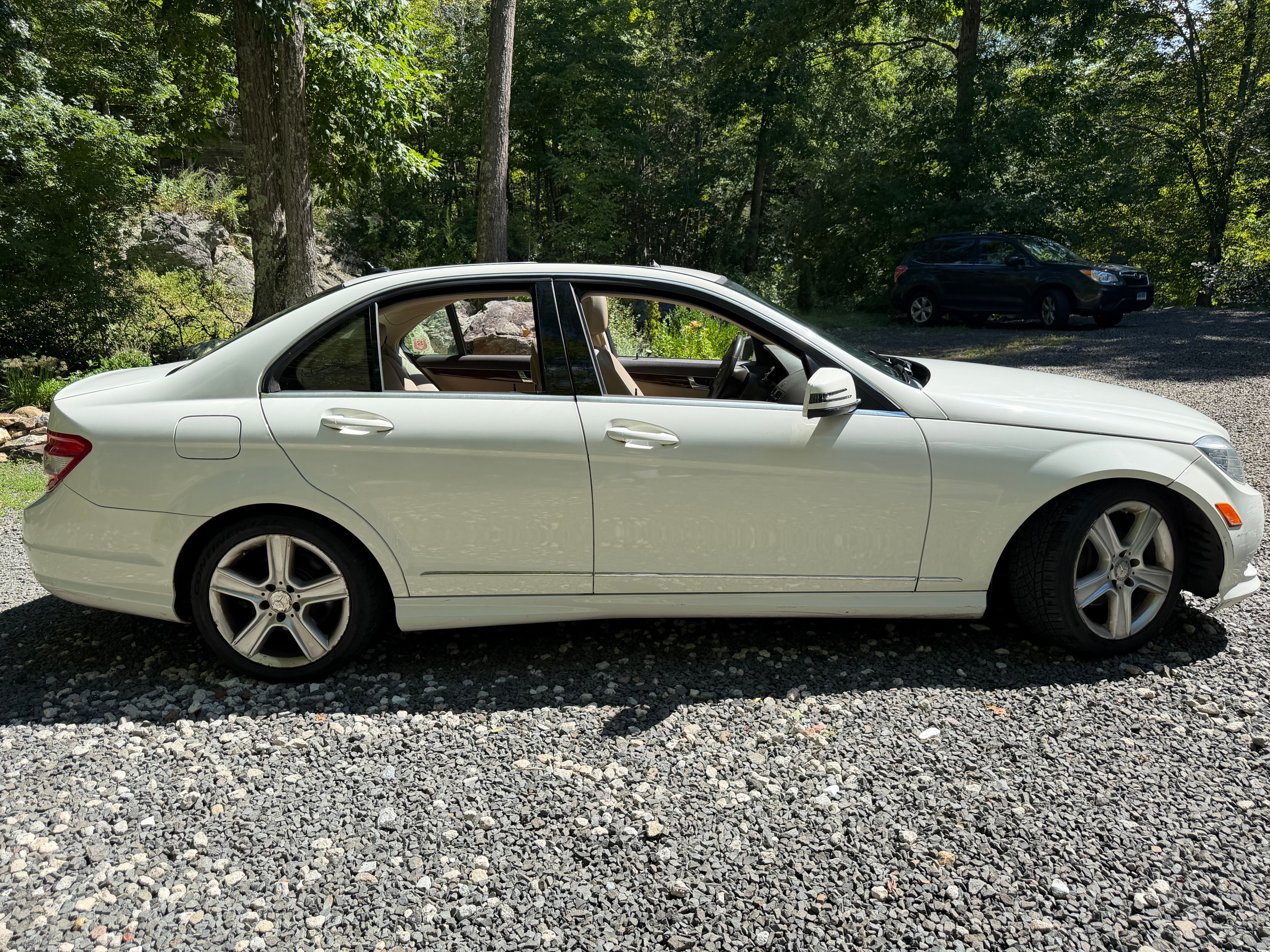 Used 2011 Mercedes-Benz C 300 4MATIC Sedan image 4