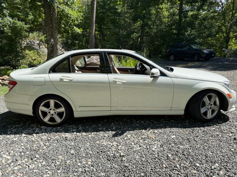 Used 2011 Mercedes-Benz C 300 4MATIC Sedan image 4
