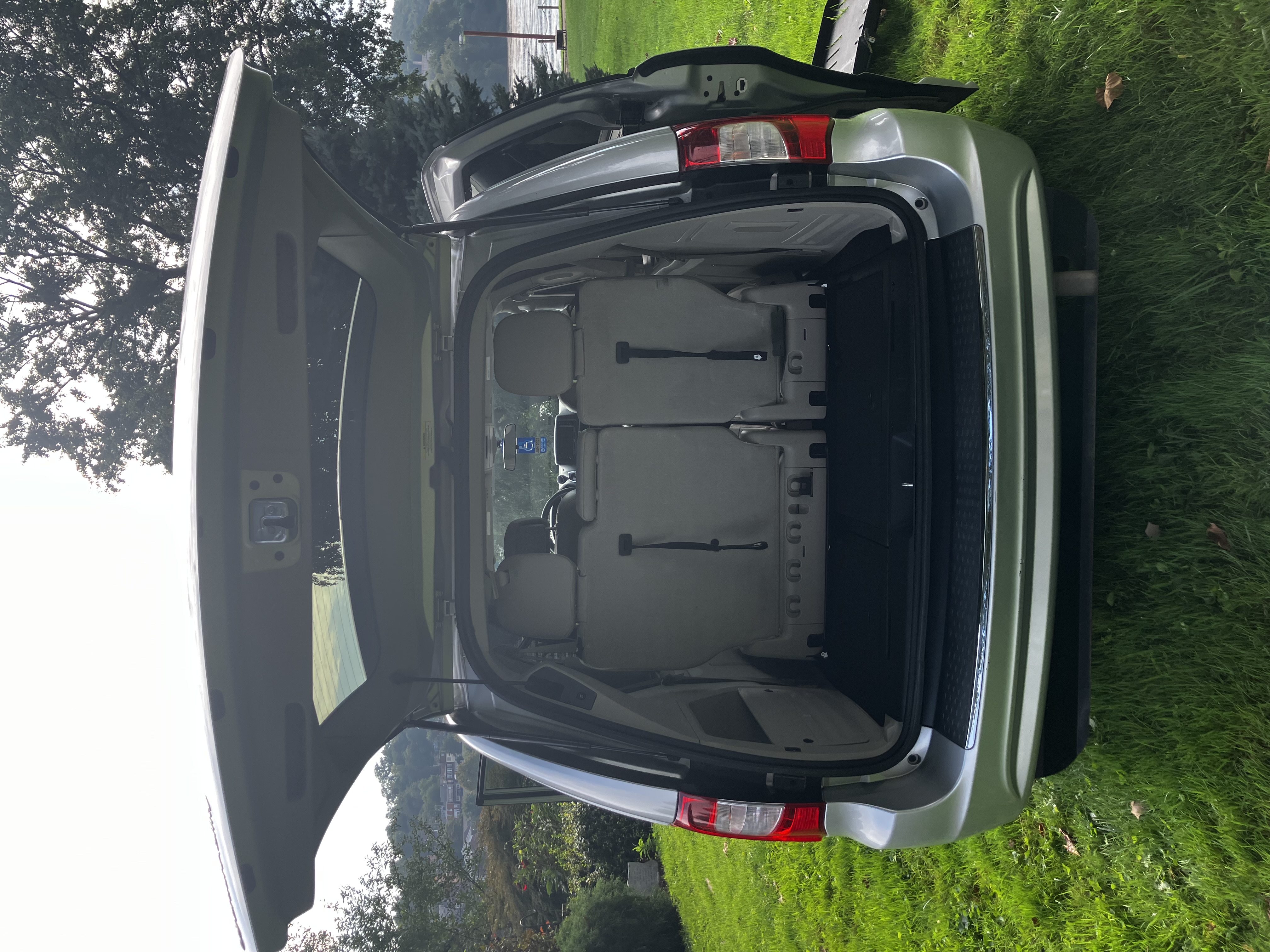 Used 2011 Chrysler Town & Country Touring-L w/ Trailer Tow Group FWD image 8