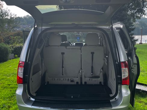 Used 2011 Chrysler Town & Country Touring-L w/ Trailer Tow Group FWD image 8