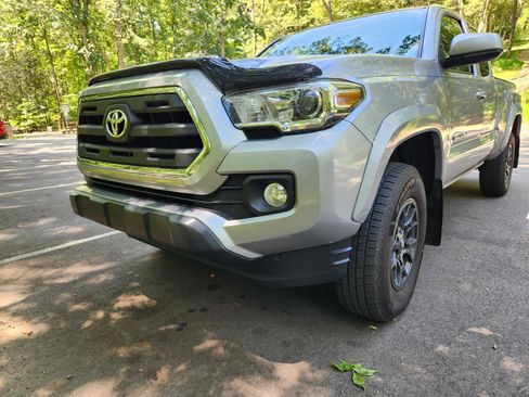 Used 2017 Toyota Tacoma SR5 image 2