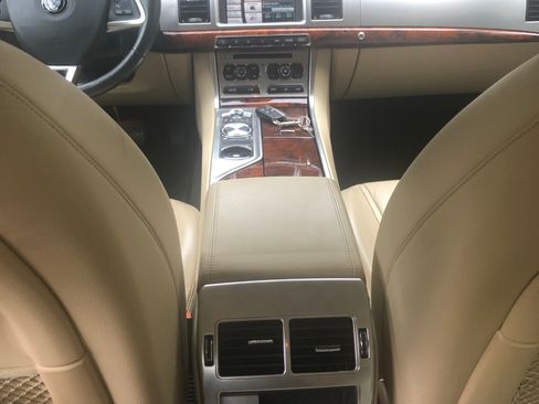 Used 2015 Jaguar XF Premium image 2