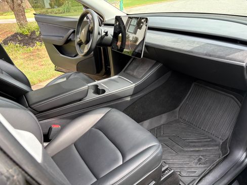 Used 2021 Tesla Model Y Long Range image 10