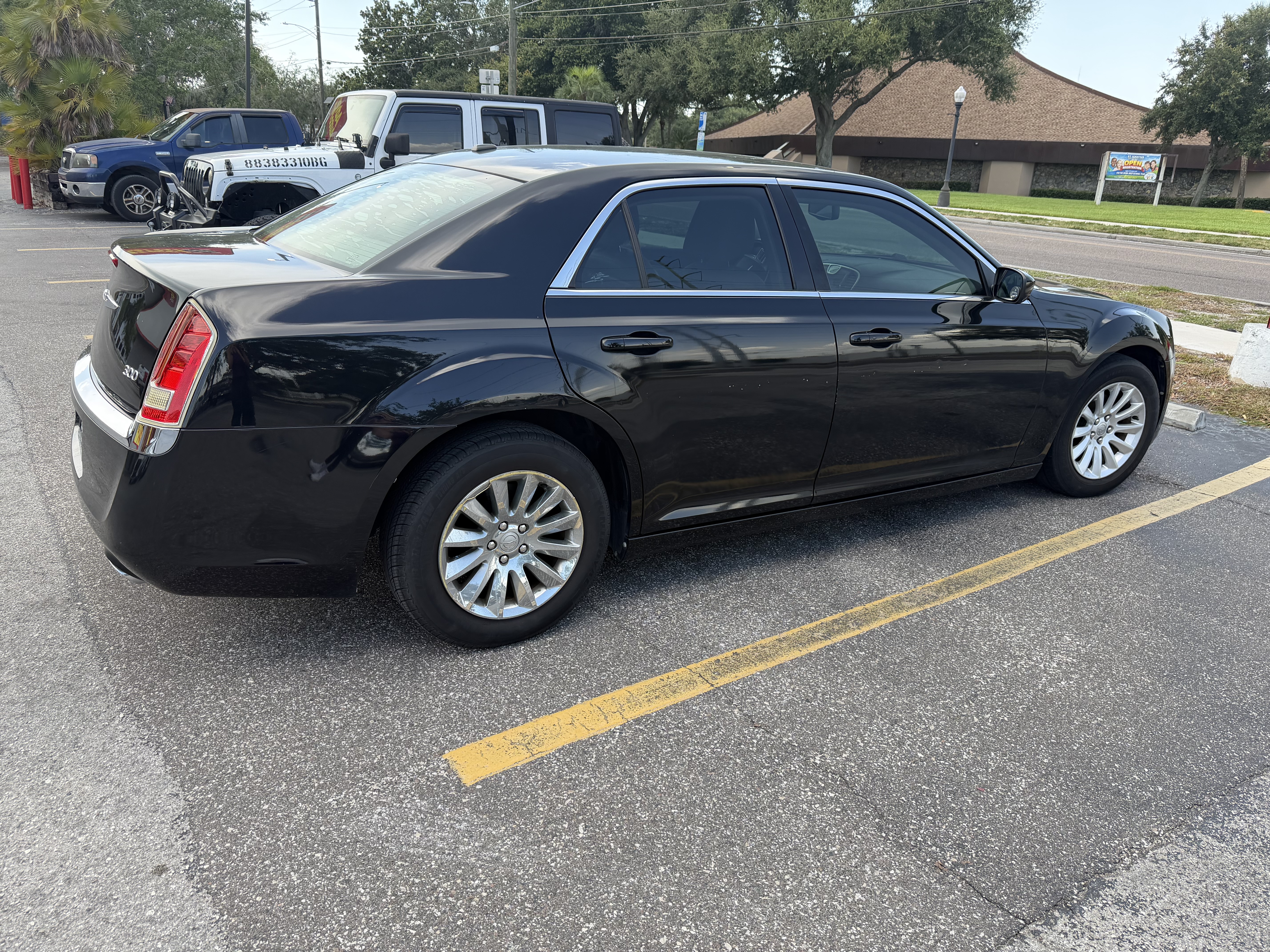 Used 2014 Chrysler 300 w/ Driver Convenience Group RWD image 9