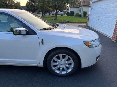 Used 2012 Lincoln MKZ FWD image 2