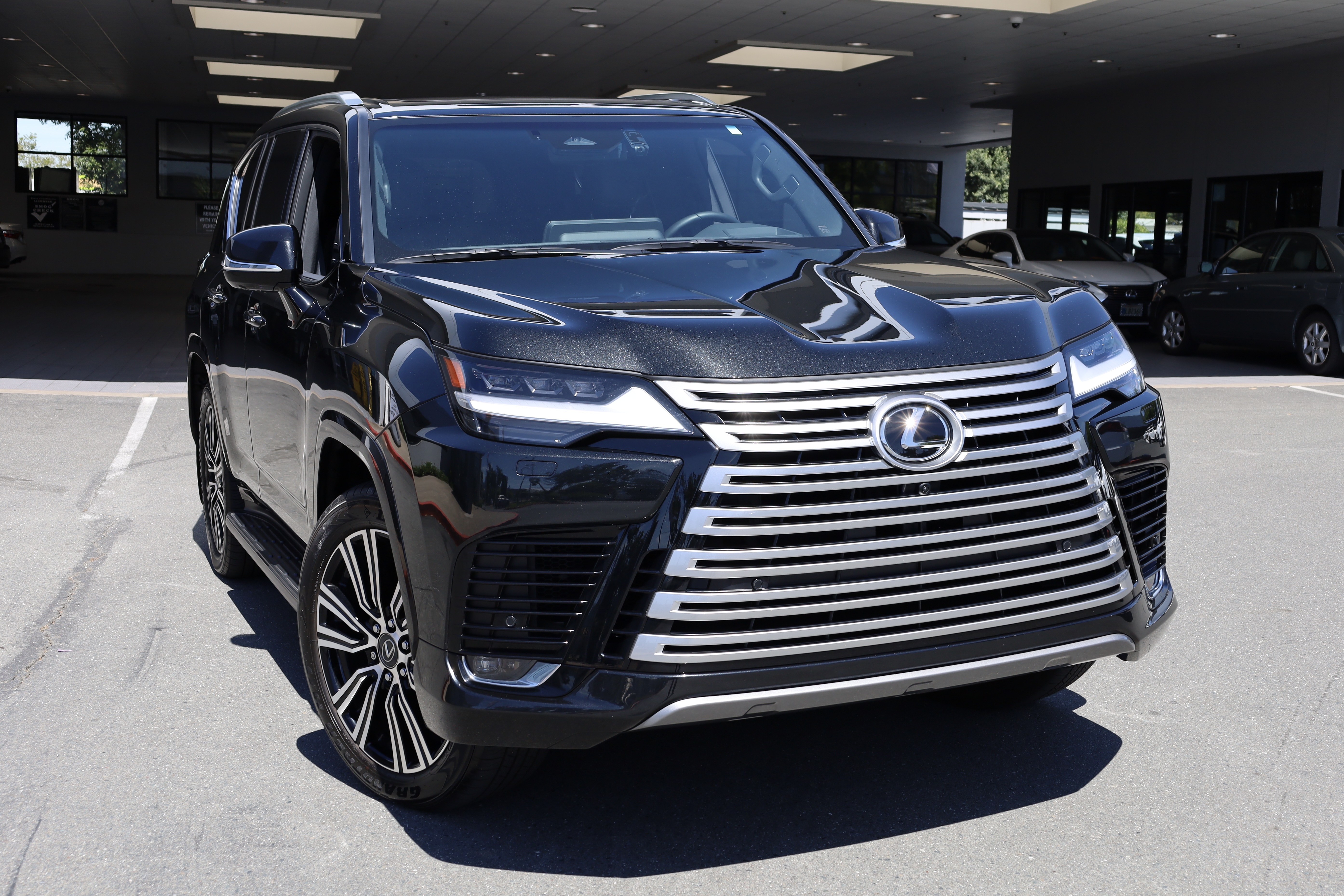 Used 2025 Lexus LX 600 4WD w/ Accessory Package (Z1) image 4