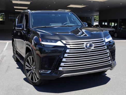 Used 2025 Lexus LX 600 4WD w/ Accessory Package (Z1) image 4