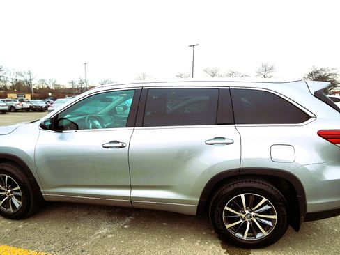 Used 2018 Toyota Highlander XLE image 2
