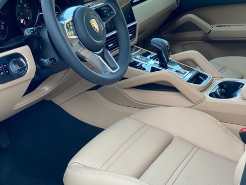 Used 2021 Porsche Cayenne image 9