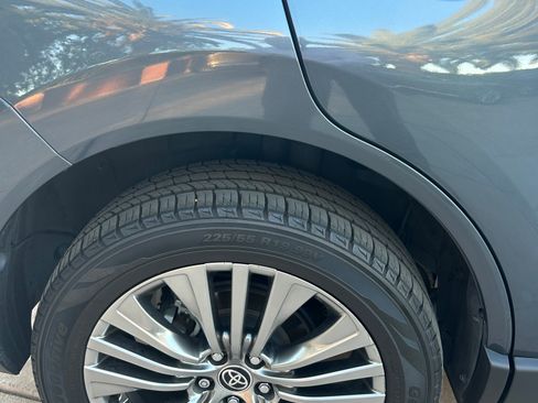 Used 2022 Toyota Venza Limited image 12