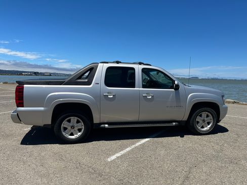 Used 2011 Chevrolet Avalanche LT w/ Luxury Package AWD/4WD image 2