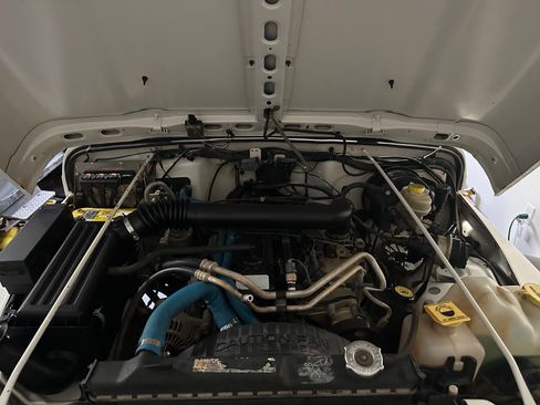 Used 2005 Jeep Wrangler Unlimited Rubicon w/ Security Group image 15