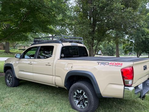 Used 2017 Toyota Tacoma TRD Off-Road AWD/4WD image 1