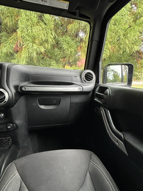 Used 2018 Jeep Wrangler Unlimited Sahara AWD/4WD image 15